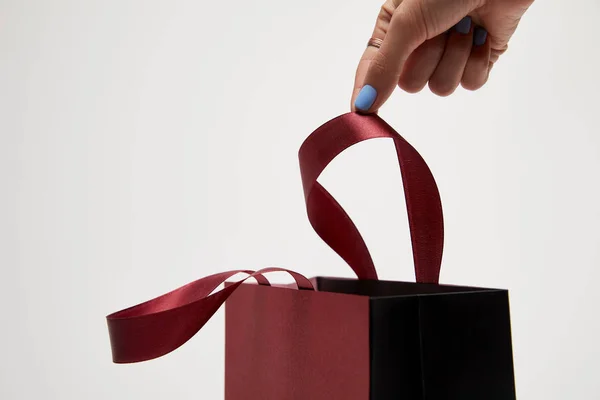 Обрезанное изображение девушки, касающейся бордового мешка, изолированного на белом — стоковое фото