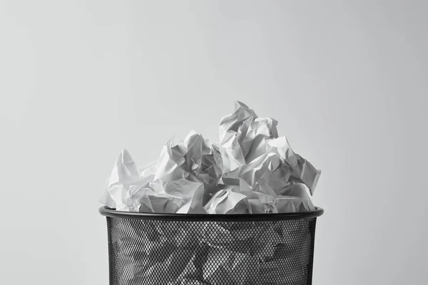 Nahaufnahme eines Papierkorbs mit zerknüllten Papieren, isoliert auf weißem Papier — Stockfoto