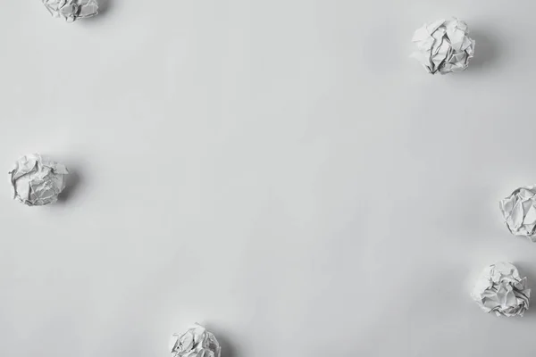 Draufsicht auf chaotisch zerknüllte Papiere auf weißer Oberfläche — Stockfoto