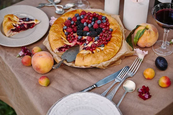 Torta de bagas apetitosa saborosa e frutos na mesa no jardim — Fotografia de Stock