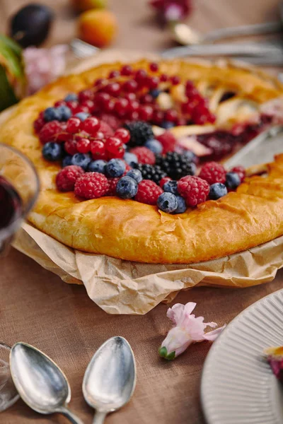 Вкусный ягодный пирог на столе в саду — Stock Photo
