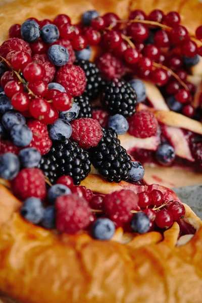 Close up of tasty berries pie with raspberries, currants, blueberries and blackberries — Stock Photo