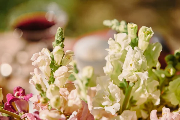 Flores brancas e rosa na mesa no jardim — Fotografia de Stock