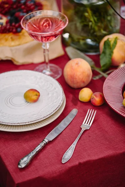 Fourchette, couteau et assiettes sur table dans le jardin — Photo de stock