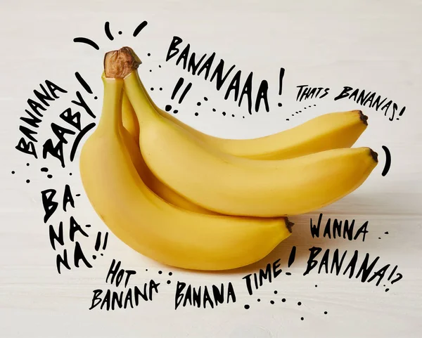 Bananes jaunes fraîches crues sur fond en bois avec symbole et lettrage — Photo de stock