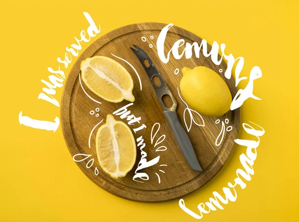Вид сверху на лимоны и нож на деревянной доске, изолированной на желтой с надписью 