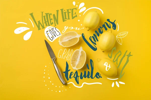 Вид сверху на нож и спелые лимоны, выделенные на желтом с надписью 