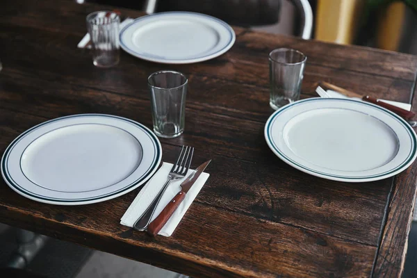 Nahaufnahme einer einfachen Tischdekoration im Restaurant — Stockfoto