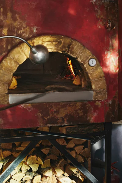 Primo piano colpo di forno in muratura alla cucina ristorante — Foto stock