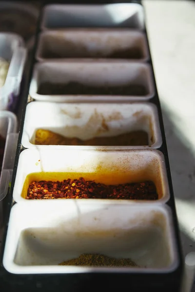 Nahaufnahme von Schalen mit verschiedenen Gewürzen in der Restaurantküche — Stockfoto