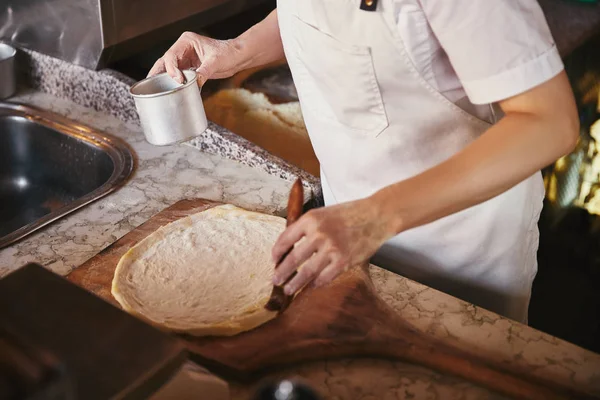 Schnappschuss von Koch beim Pizzabacken in Restaurantküche — Stockfoto