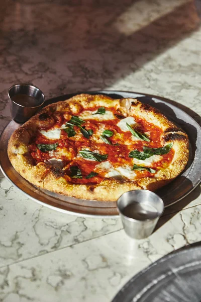 Primer plano de deliciosa pizza margherita sobre mesa de mármol - foto de stock