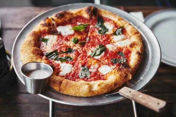 Close-up de deliciosa margherita pizza na bandeja de metal — Fotografia de Stock