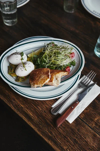 Salade saine aux choux et œufs sur table rustique en bois — Photo de stock