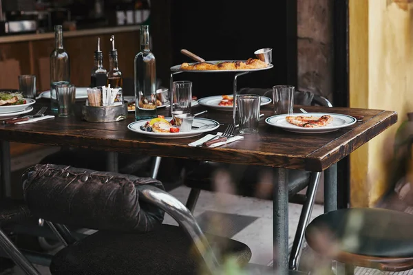 Leckeres italienisches Essen auf rustikalem Tisch im Luxusrestaurant — Stockfoto