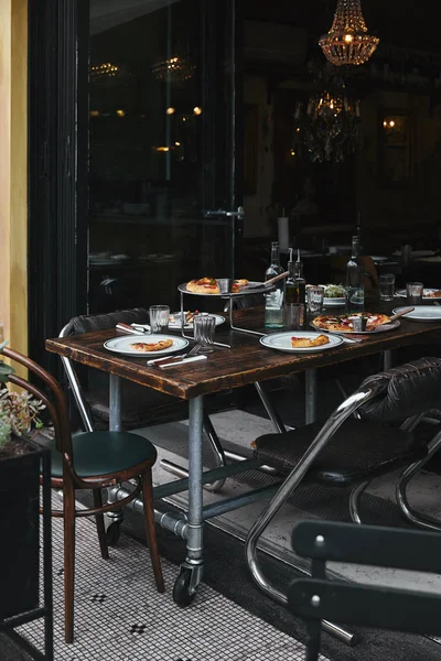 Leckeres Essen auf rustikalem Tisch im modernen Restaurant — Stockfoto