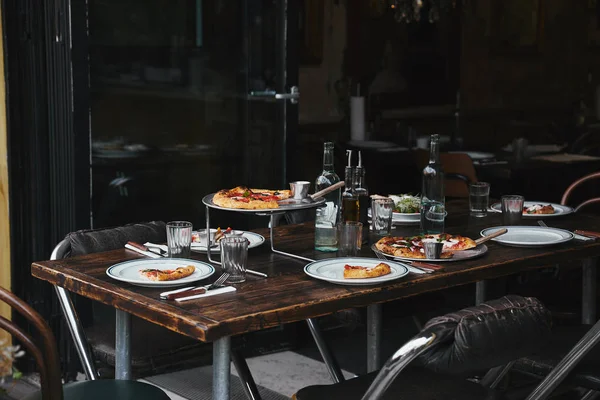 Deliciosa refeição na mesa rústica no restaurante moderno — Fotografia de Stock