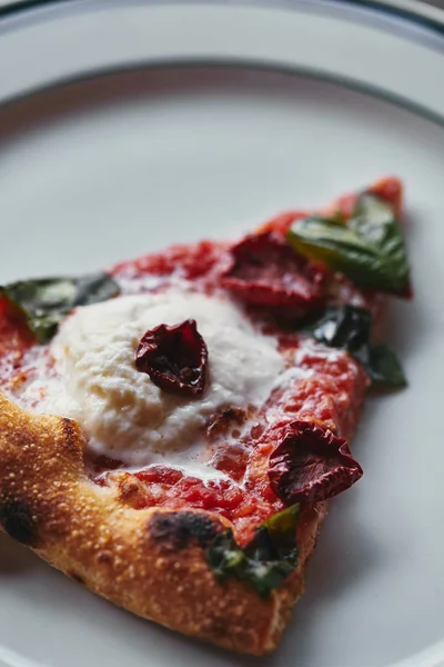 Plan rapproché de margherita pizza savoureuse sur plaque blanche — Photo de stock