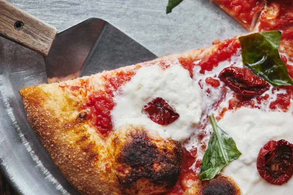 Blick von oben auf leckere Pizza Margherita mit Server auf Tablett — Stockfoto