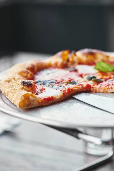 Close-up shot of freshly baked pizza margherita on tray — Stock Photo