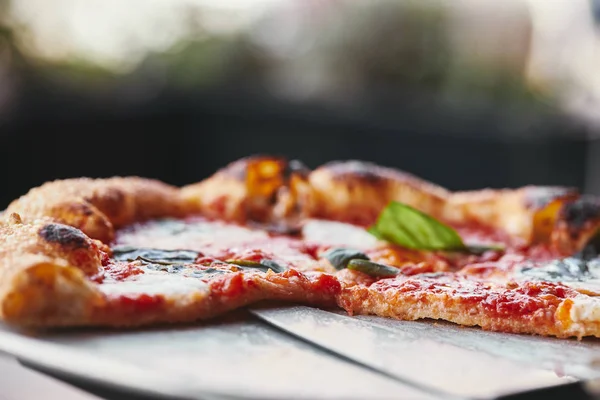 Plan rapproché de délicieuses margherita pizza sur trey — Photo de stock