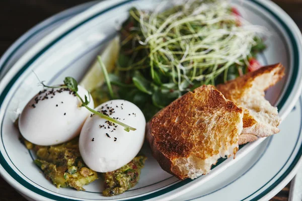 Nahaufnahme von gesundem Salat mit Sprossen und Eiern — Stockfoto