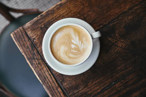 Vista superior da xícara de café fresco na mesa de madeira rústica — Fotografia de Stock
