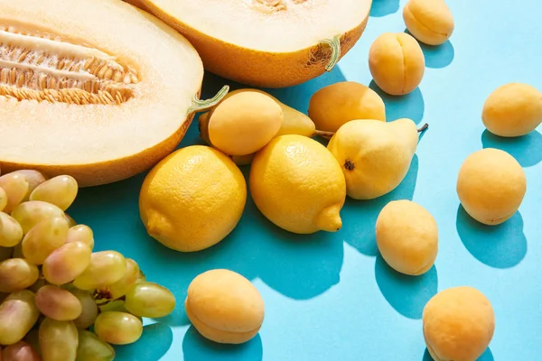 Крупним планом вид солодких стиглих смачних фруктів на синьому — Stock Photo