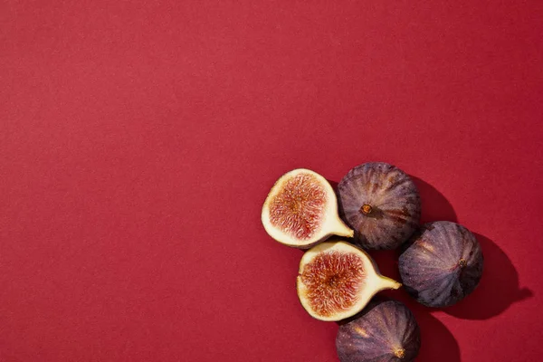 Vue de dessus de figues fraîches mûres et saines sur fond rouge — Photo de stock