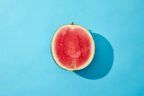 Vue de dessus de pastèque douce fraîche coupée en deux sur bleu — Photo de stock