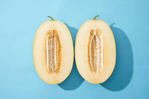 Draufsicht auf frische reife süße halbierte Melone auf blau — Stockfoto