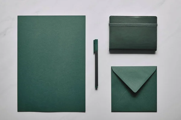 Vorlage für Buchstaben in grüner Farbe auf weißem Marmorhintergrund — Stockfoto
