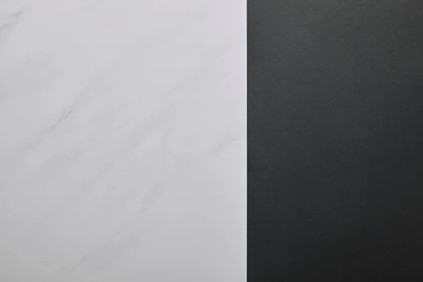 Papel negro en blanco sobre fondo de mármol blanco - foto de stock