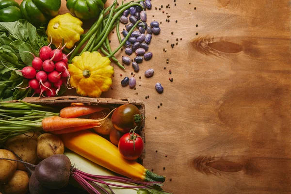 Verdure crude biologiche in cesto su tavola di legno — Foto stock