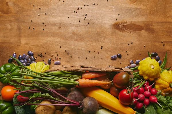 Целый шаблон продуктов питания со свежими овощами на деревянном столе — стоковое фото