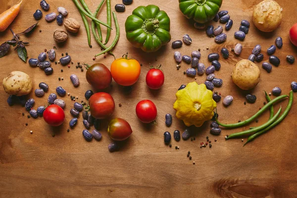 Plantilla de comida entera con verduras naturales en mesa de madera - foto de stock