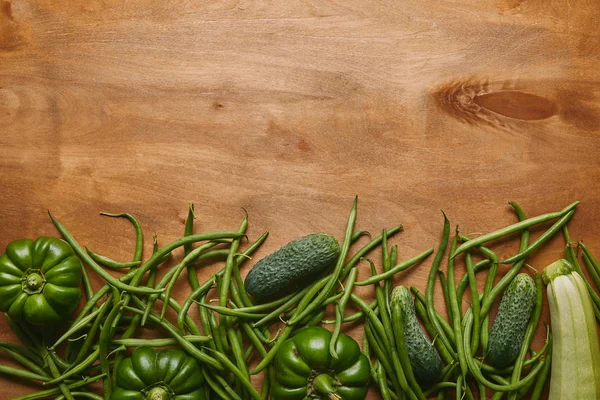 Grüne Bohnen und Bio-Gemüse auf Holztisch — Stockfoto