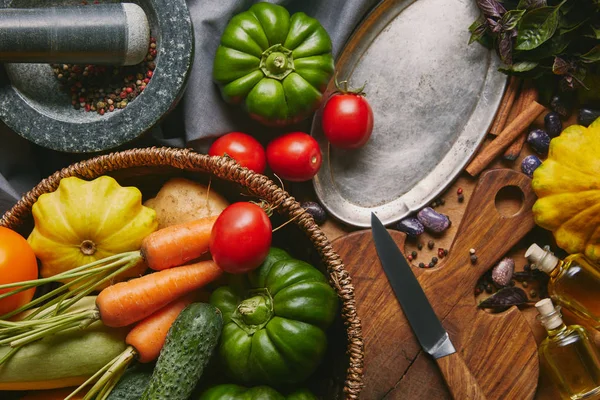 Рецепт шаблон со свежими овощами и кухонной утварью на деревянном столе — стоковое фото