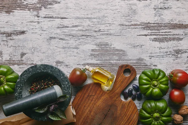 Légumes et condiments en mortier sur table rustique en bois — Photo de stock