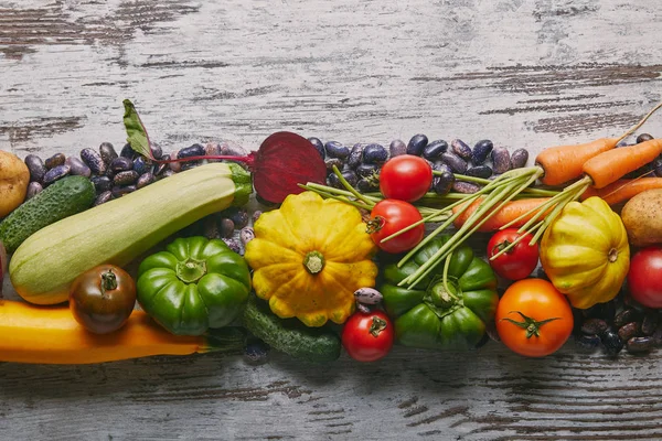 Verduras y frijoles crudos orgánicos en mesa de madera rústica - foto de stock