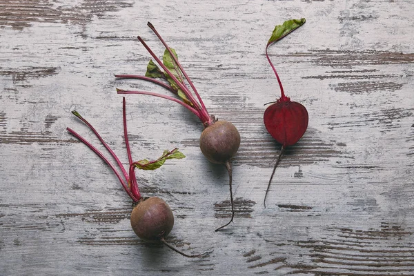 Piccole barbabietole rosse su un tavolo di legno rustico — Foto stock