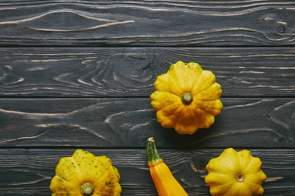 Calabazas amarillas de verano sobre mesa de madera oscura - foto de stock