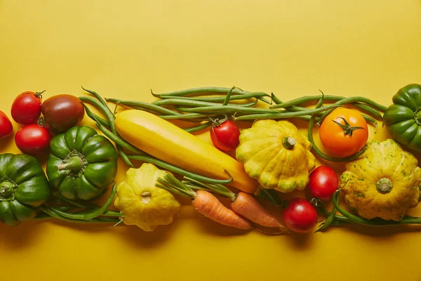 Legumes saudáveis brilhantes no fundo amarelo — Fotografia de Stock