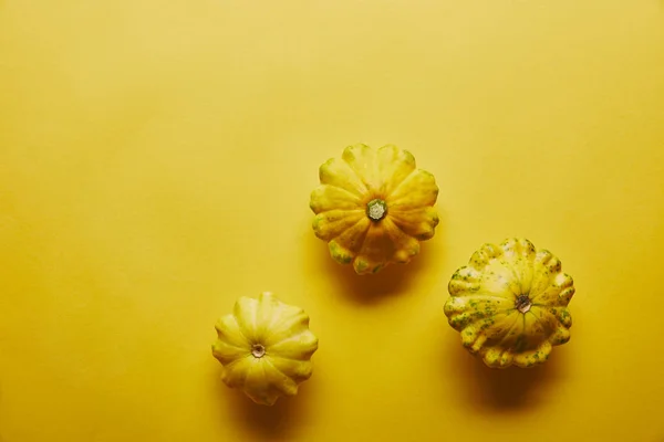 Calabazas pattypan verano sobre fondo amarillo - foto de stock