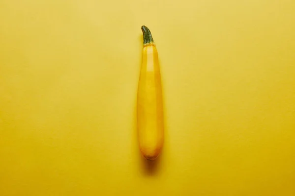 Única abóbora amarela no fundo amarelo — Fotografia de Stock