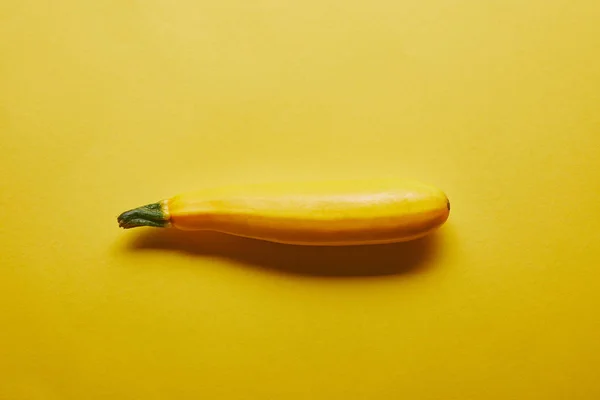 Rohes Kürbisgemüse auf gelbem Hintergrund — Stockfoto