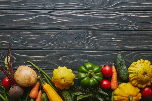 Composição de alimentos com vegetais coloridos na mesa de madeira escura — Fotografia de Stock