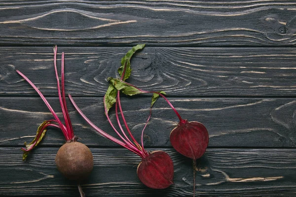 Piccole barbabietole rosse sul tavolo di legno scuro — Foto stock