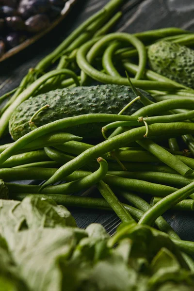 Pepino e feijão verde na mesa de madeira escura — Fotografia de Stock