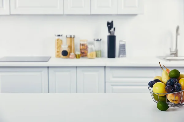 Nahaufnahme des weißen Tisches mit frischen Früchten in der Küche — Stockfoto